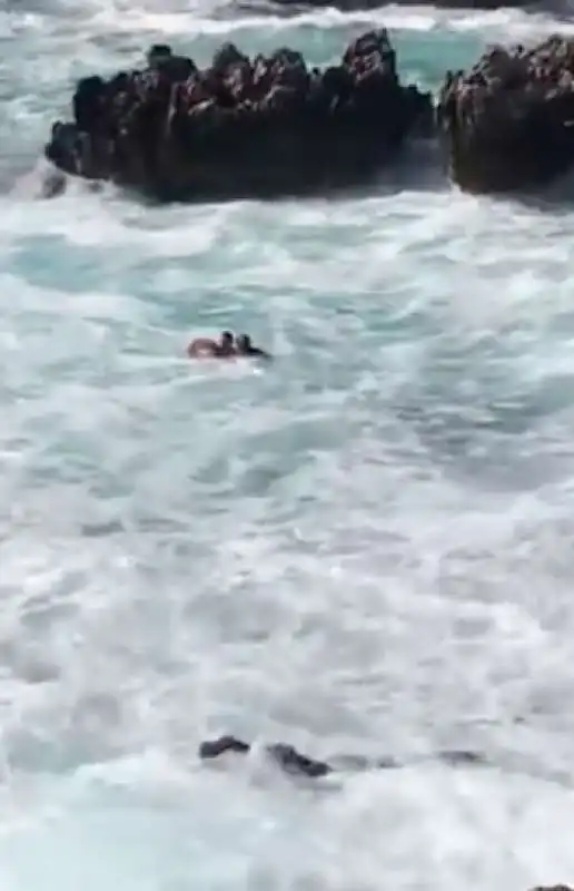 capri   i bagnini salvano due persone al lido del faro