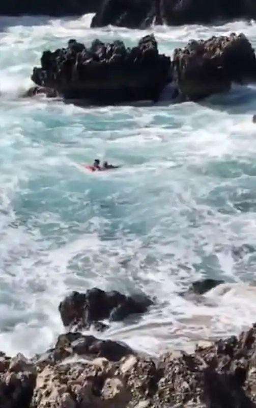 capri   i bagnini salvano due persone al lido del faro