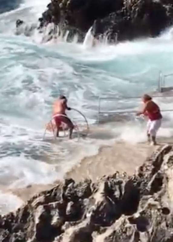 capri i bagnini salvano due presone al lido del faro 2