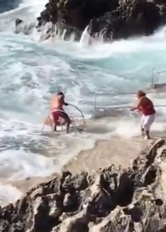 capri   i bagnini salvano due persone al lido del faro