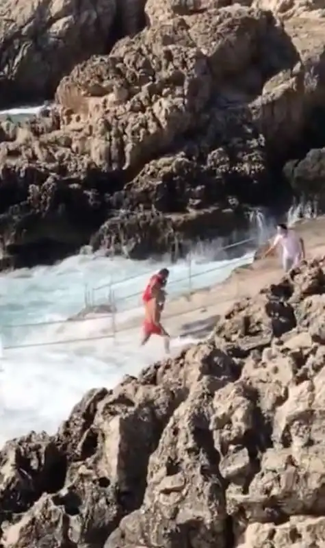 capri   i bagnini salvano due persone al lido del faro