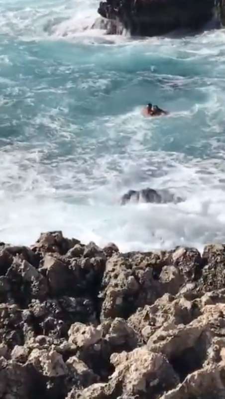 capri i bagnini salvano due presone al lido del faro 4