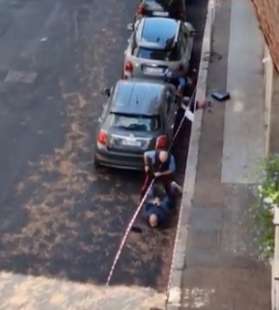 carabinieri arrestano due rapinatori per strada a roma 5