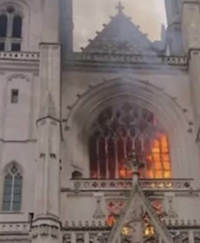 CATTEDRALE DI NANTES IN FIAMME