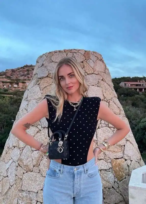 chiara ferragni in vacanza a porto cervo 8