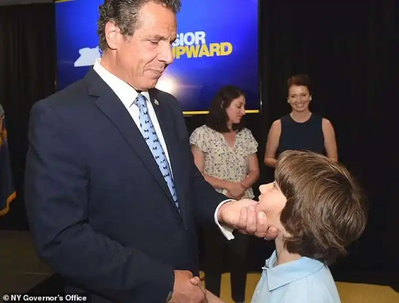 cuomo stringe il volto di un bambino