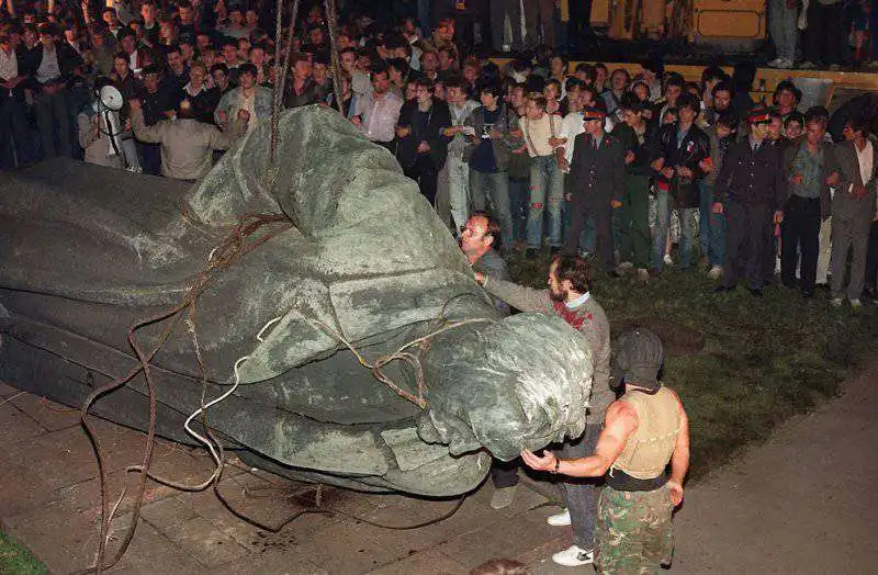 demolizione del monumento a felix dzerzhinsky