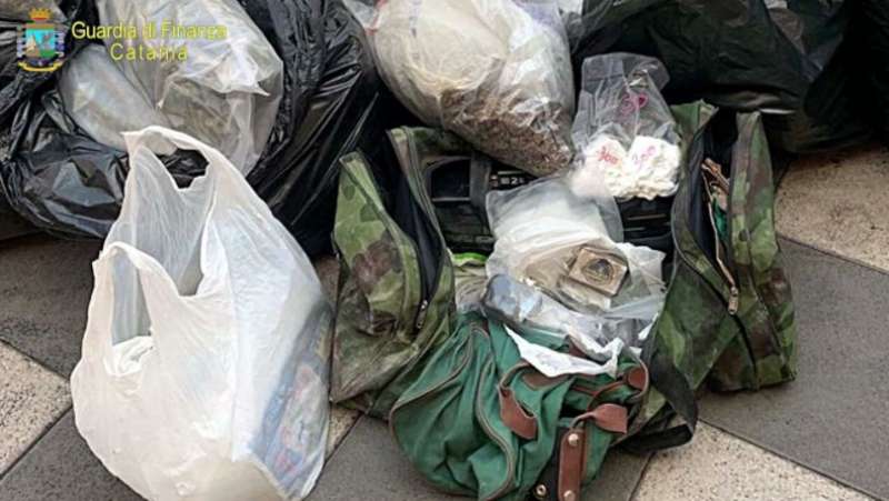 droga nel cimitero a giarre, catania 2