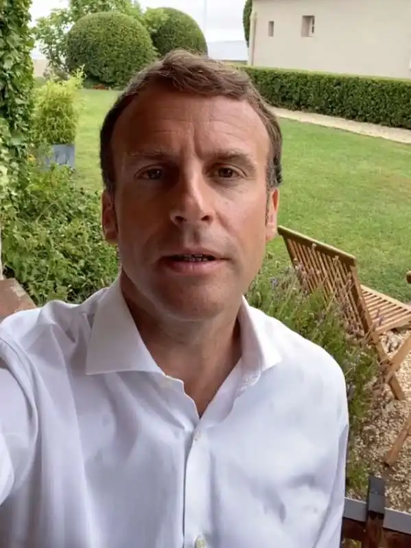 emmanuel macron e i video sui social per convincere a vaccinarsi 1