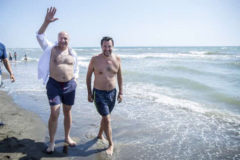 enrico michetti e matteo salvini in spiaggia 1