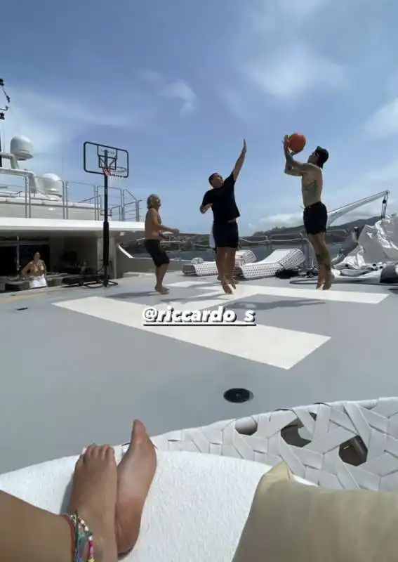 fedez gioca a basket sullo yacht di riccardo silva 