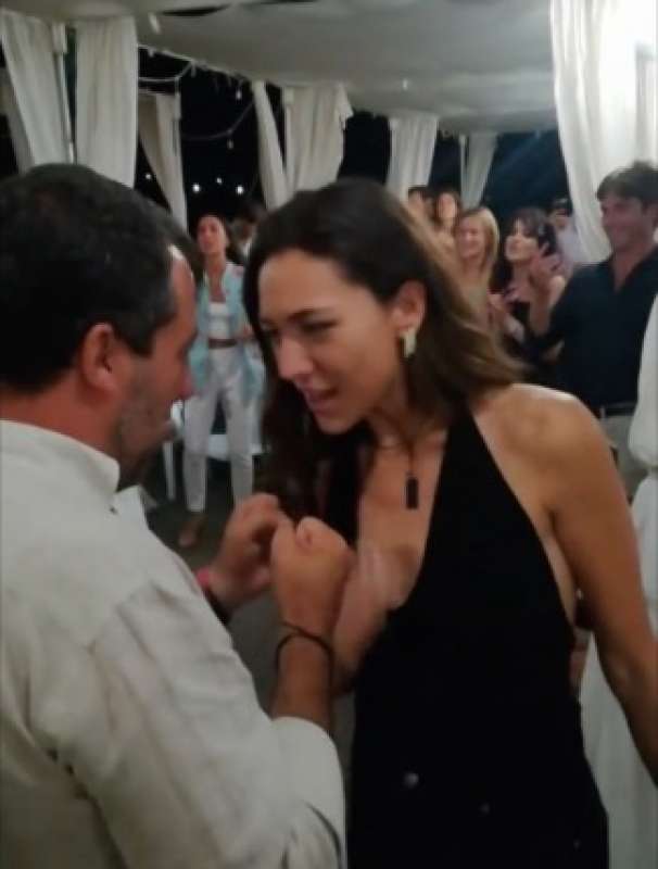 festa a sorpresa per francesca verdini - il karaoke con salvini 1