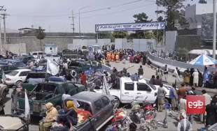 folla all aeroporto di kabul 1