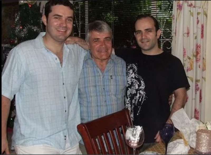 FRANCIS GONCALVES CON IL PADRE E IL FRATELLO