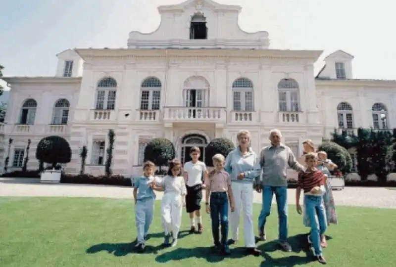 GIANNI AGNELLI CON FIGLI E NIPOTI