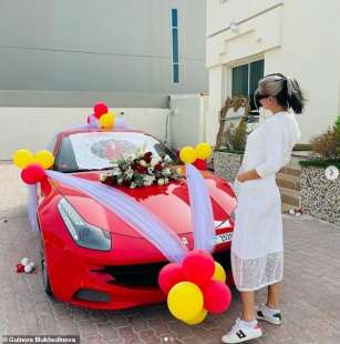 gulnora mukkhedinova con la sua ferrari