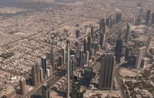 hostess in cima al burj khalifa di dubai spot emirates 2