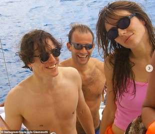 Hugh Grant ed Elizabeth Hurley ai Caraibi