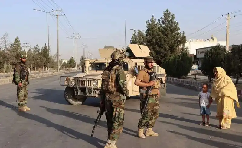 i talebani pattugliano le strade di kabul 