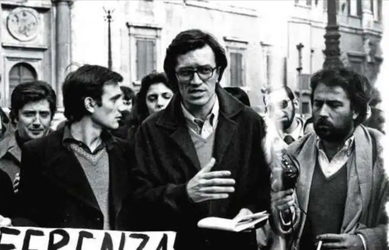 il direttore di radio radicale paolo vigevano durante una manifestazione nel 1977