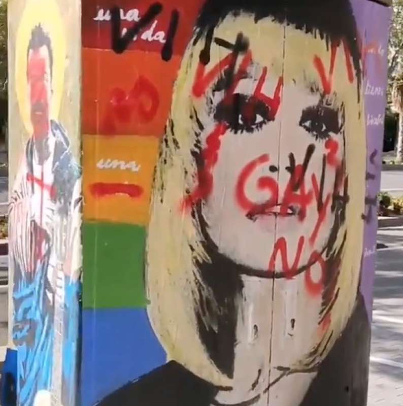 il murales di raffaella carra' a barcellona imbrattato con frasi omofobe 5