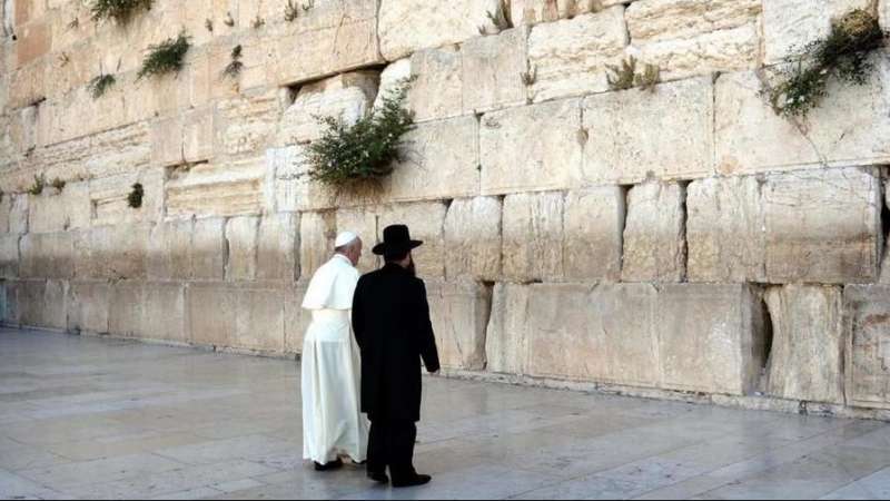 il papa col rabbino davanti al muro del pianto