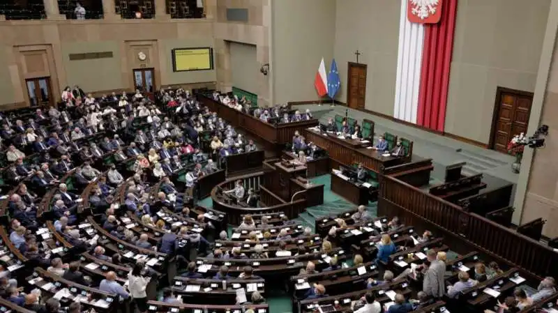 il parlamento polacco vota la legge bavaglio contro tvn 