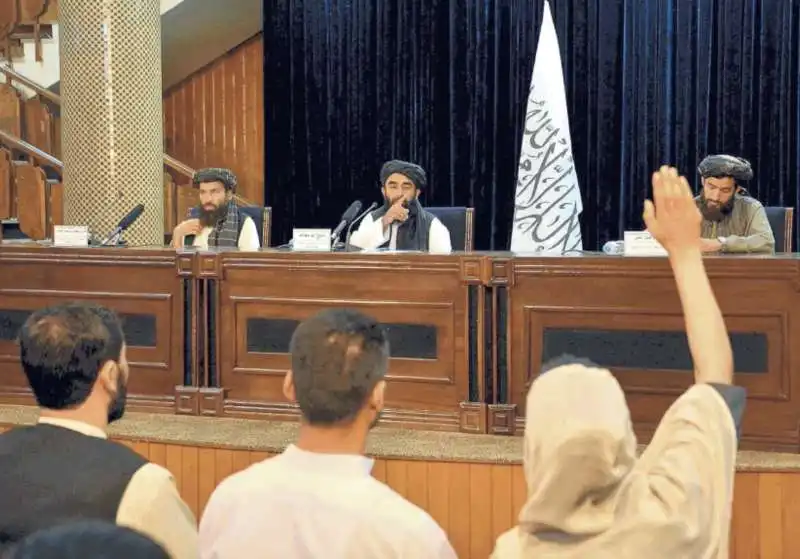 IL PORTAVOCE DEI TALEBANI ZABIJULLAH MUJAHID IN CONFERENZA STAMPA