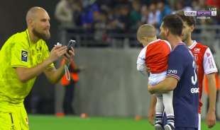 il portiere del reims chiede foto a messi