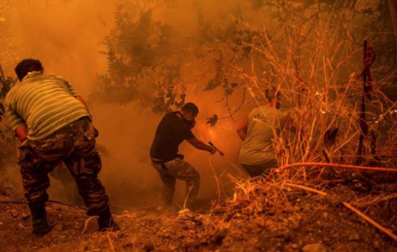 incendi sull' isola di evia in grecia 1