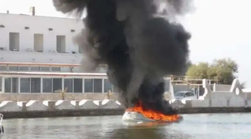 incendio gommone porto cesareo