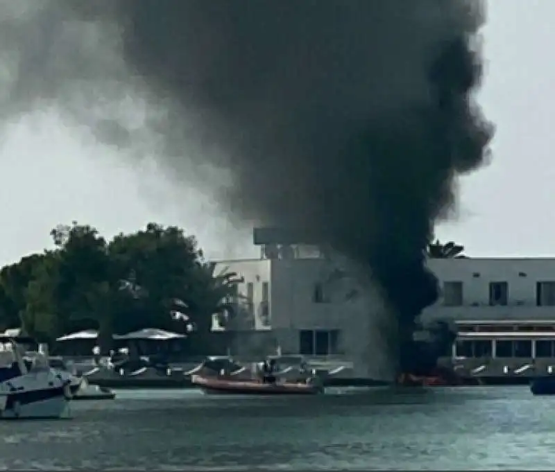 incendio gommone porto cesareo 3