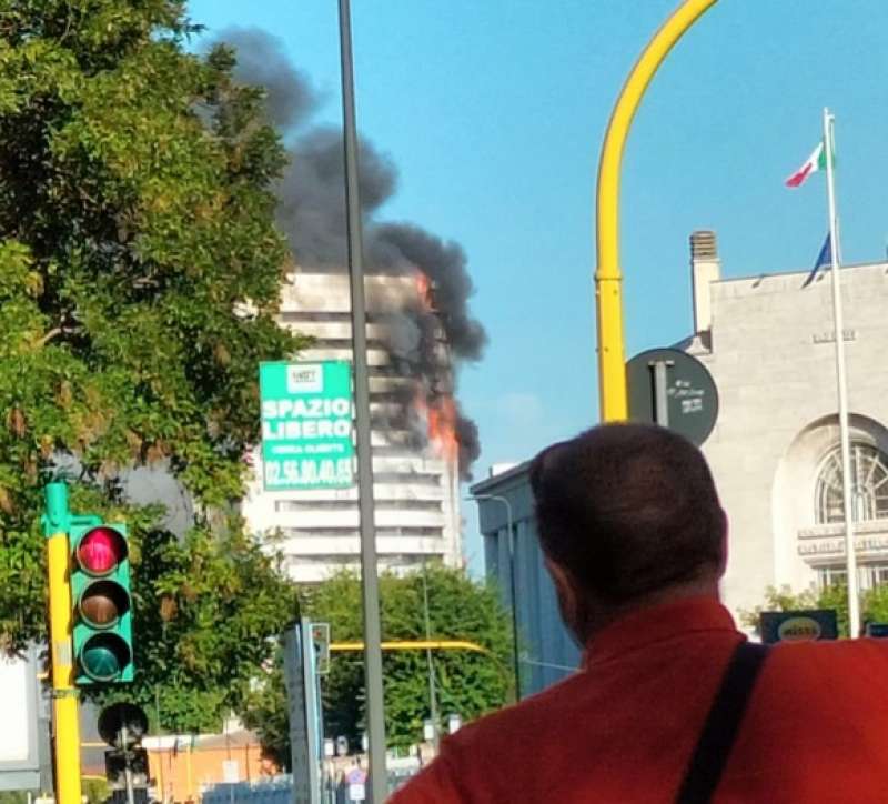 incendio grattacielo via antonini milano