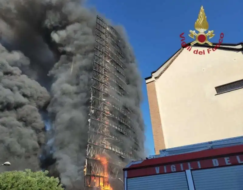 incendio grattacielo via antonini milano