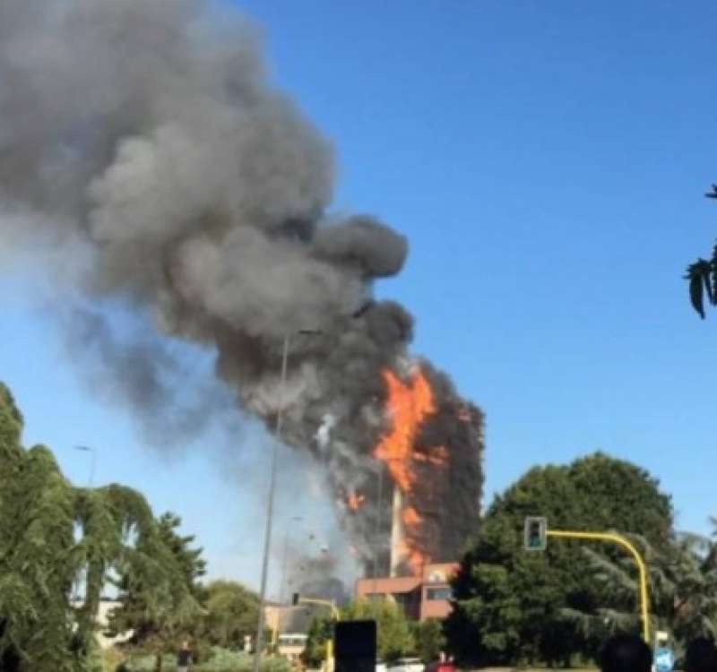 incendio grattacielo via antonini milano 2