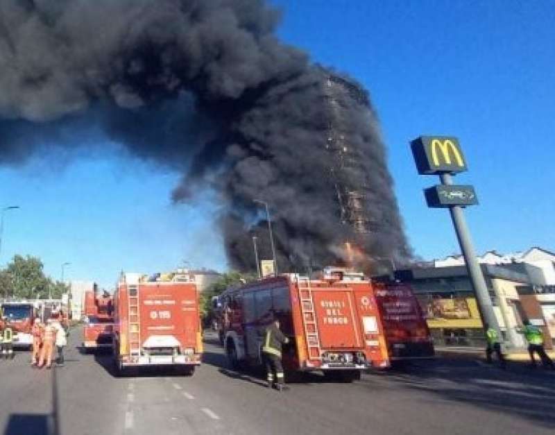 incendio grattacielo via antonini milano 3