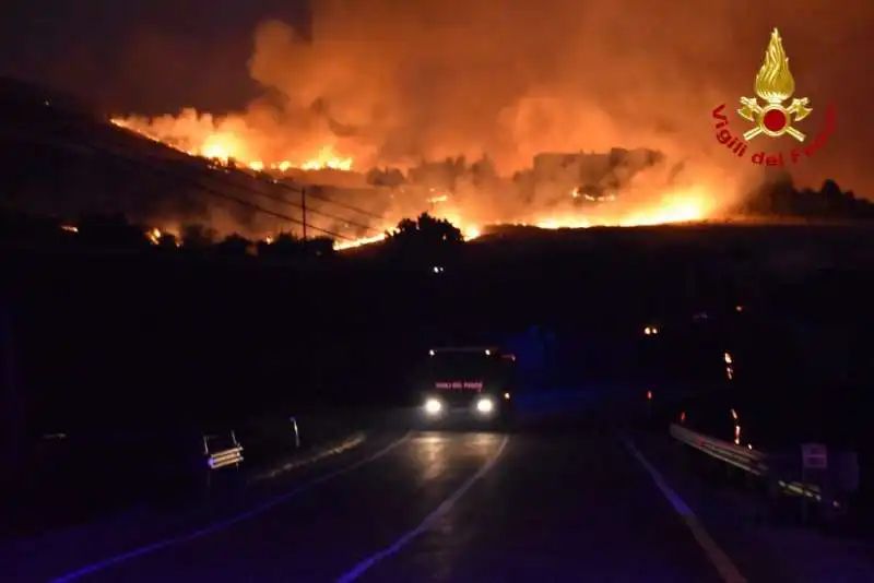 incendio petralia soprana in sicilia  1