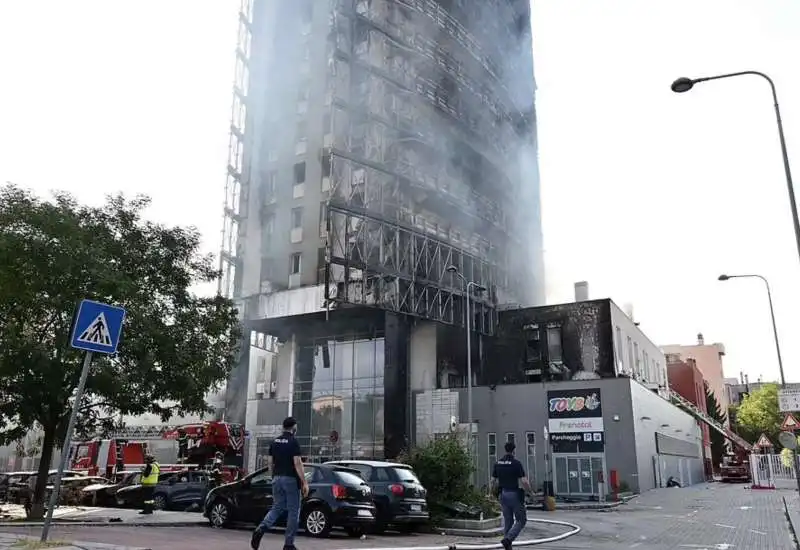 incendio torre del moro milano   12