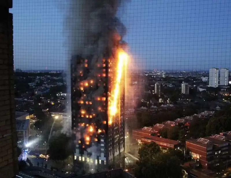 incendio torre del moro milano   13