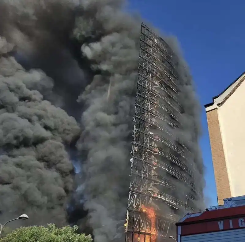 incendio torre del moro milano   2