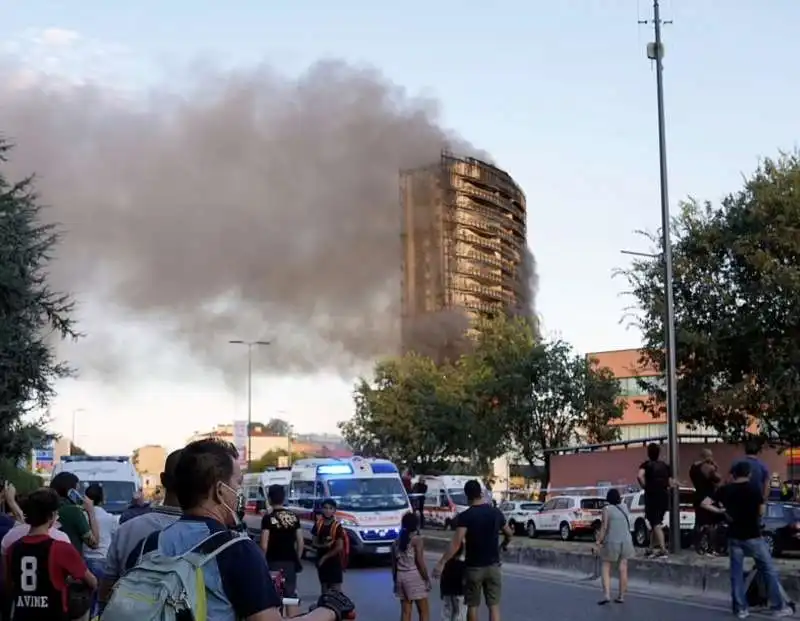 incendio torre del moro milano   3