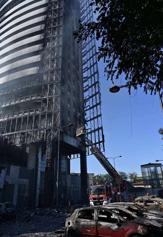 incendio torre del moro milano 5