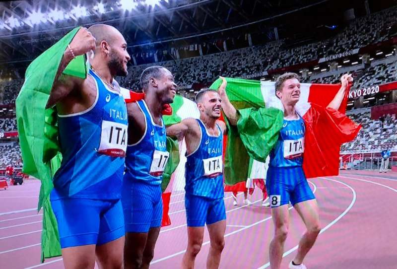 MARCELL JACOBS ESEOSA DESALU LORENZO PATTA FILIPPO TORTU italia oro nella 4x100 a tokyo 2020 2