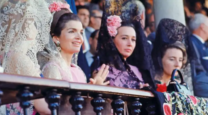 jacqueline kennedy e la duchessa d alba alla corrida