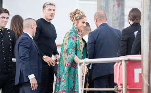 jennifer lopez alla sfilata di dolce e gabbana a venezia 1