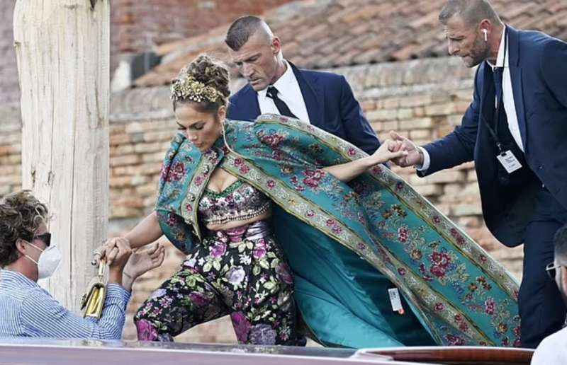 jennifer lopez e il cartellino sulla mantella alla sfilata di dolce e gabbana a venezia 9