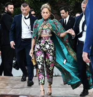 jennifer lopez e il cartellino sulla mantella alla sfilata di dolce e gabbana a venezia 9