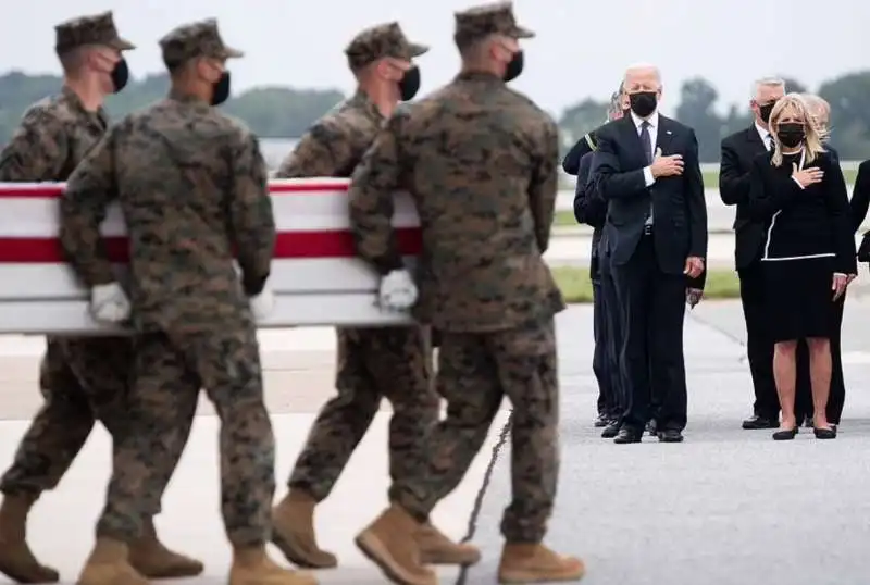 joe biden all arrivo dei feretri dei marines morti nell attentato di kabul 1