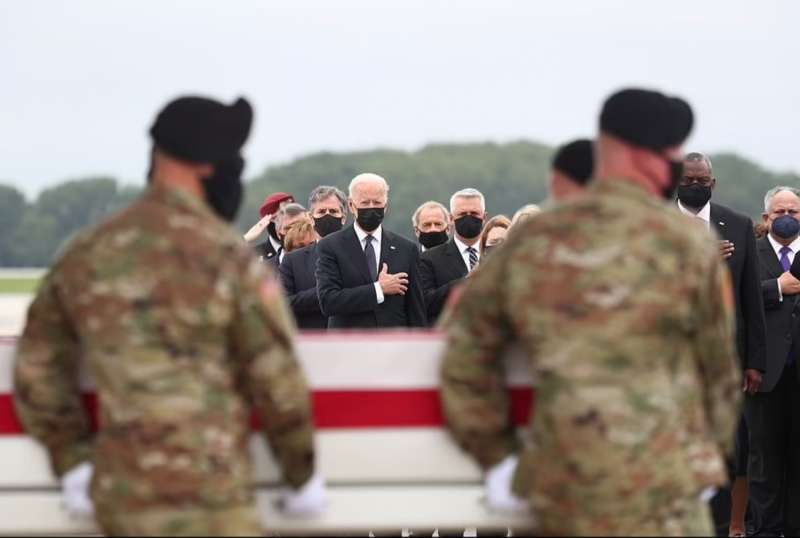 joe biden all arrivo dei feretri dei marines morti nell attentato di kabul