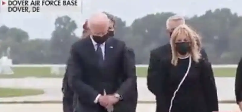 joe biden guarda l'orologio durante il rientro delle salme dei militari morti a kabul 2